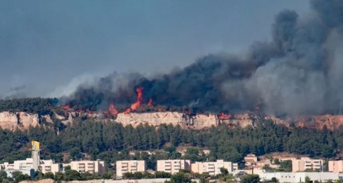 Panache de fumée du feu de forêt de Rognac s’élevant au-dessus des zones habitées